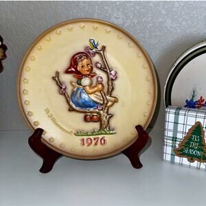 M.J. Hummel 6th Annual Plate 1976 “Apple Tree Girl”
